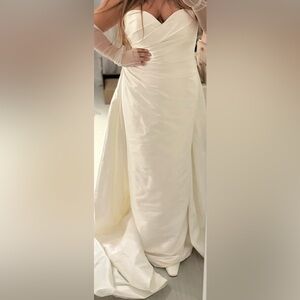The dress of your dream 💎
Stunning Badgley Mischka Edna wedding dress, size 16